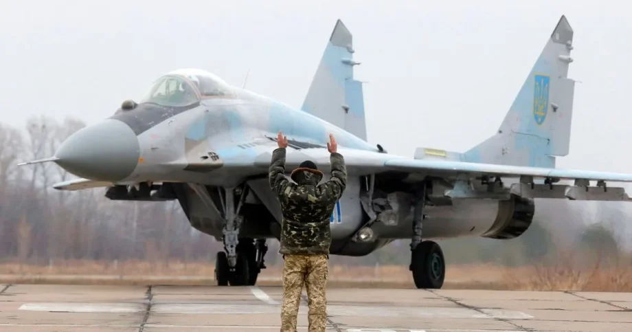 Zničená ukrajinská MiG-29 a štyri ruské delá. Bomby padali za sebou (+video)