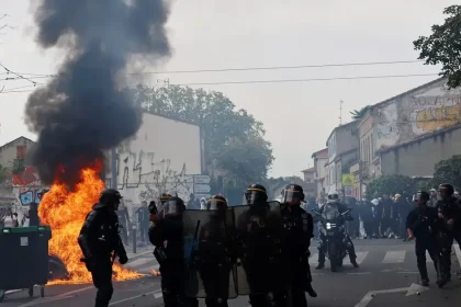 Francúzsko: tínedžeri podpaľujú školy a bijú učiteľov, stovky škôl zavreli