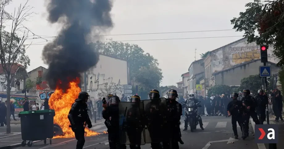 Francúzsko: tínedžeri podpaľujú školy a bijú učiteľov, stovky škôl zavreli