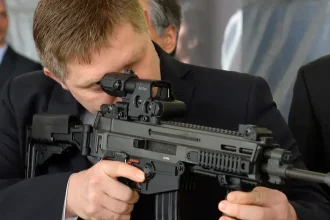 Francúzsky tlak odkrýva rozporuplnosť Ficovej politiky voči Ukrajine