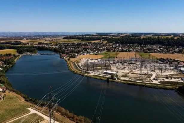 Google buduje tesne za hranicami obriu stavbu, miestni protestujú