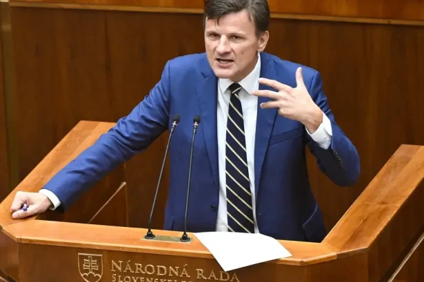 Hlina kričal na kolegov z opozície, viní PS zo zmaru tlačovej besedy
