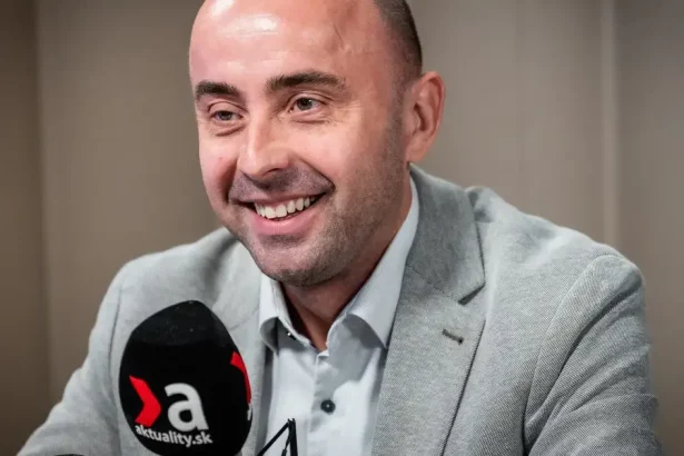 Politológ Štefančík vidí v slovenskej politike rovnaké stratégie ako u nacistov