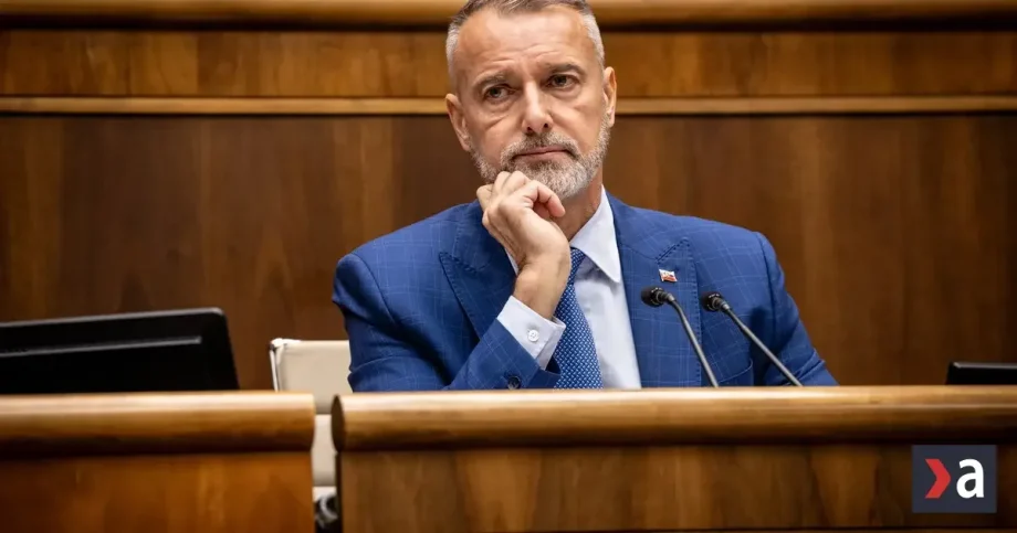 Šimečka a Gröhling vyprovokovali Rašiho rečami o dovolenke, budú sedieť v parlamente