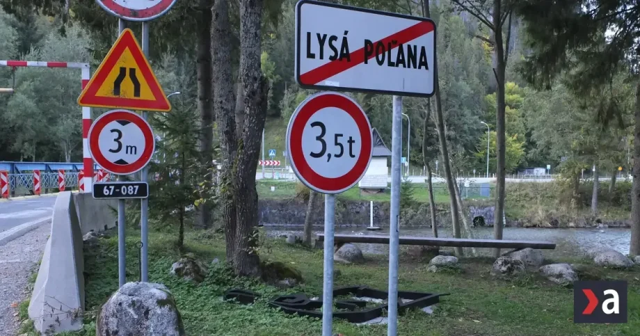 Tatranský dizajn chátra. Nové vlajky namiesto kovaných kamzíkov?
