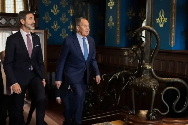 Vládni politici šíria nehorázne táraniny. Demoralizovaná elita uráža Ukrajincov